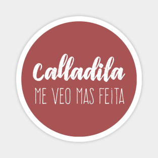 Calladita Me Veo Mas Feita - white letter design Magnet